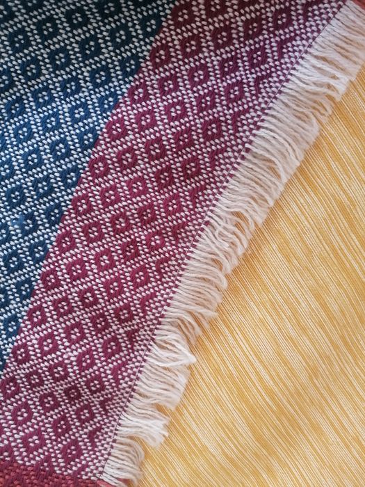 cachecol padrão losango. Cor azul, vermelho e branco
