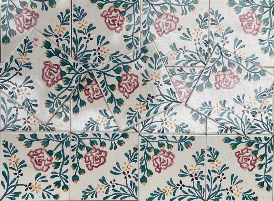 Azulejos antigos pintados à mão motivo floral