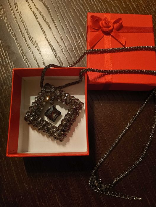 Długi naszyjnik z wisiorkiem + ozdobne pudełko