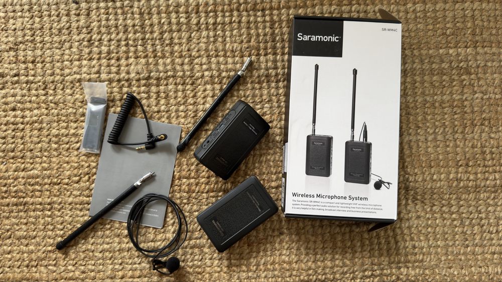 Sistema de microfone de lapela sem fios Saramonic SR-WM4C — completo