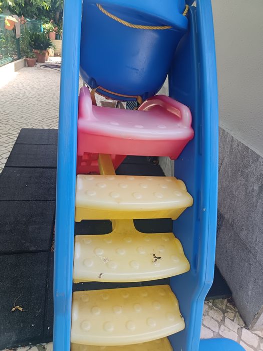 Escorrega e baloiço em bom estado