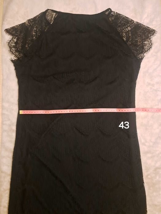 Sukienka w koronkowe fale