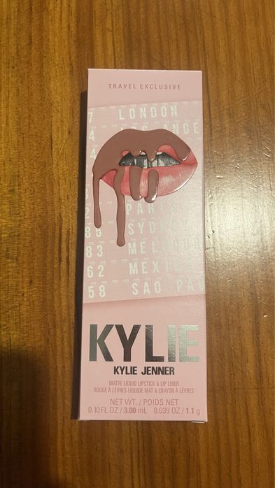 Kylie Jenner batom e deliniador 354