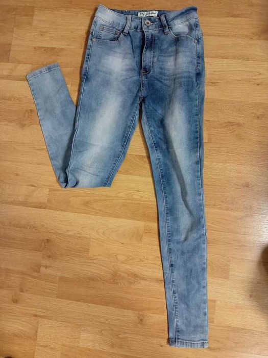 Jasne jeansy z przetarciami