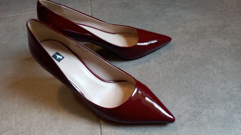 Лаковані туфлі на підборах