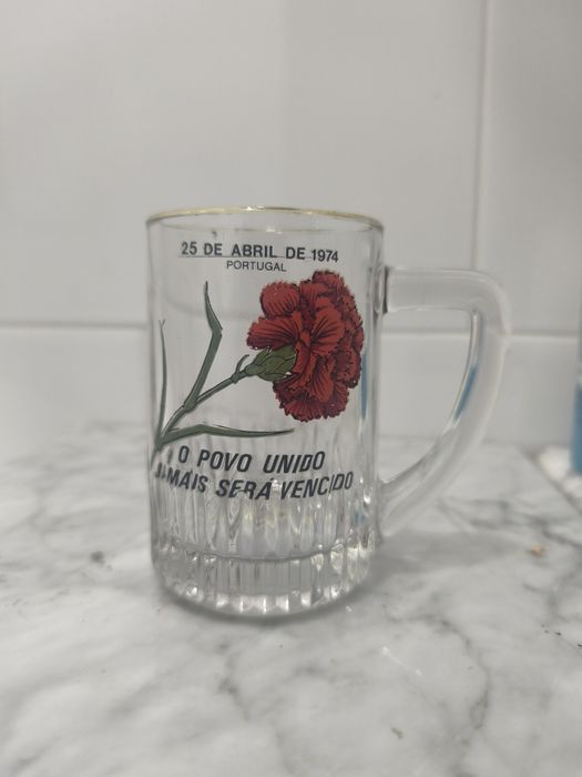 Caneca 25 de abril - o povo unido jamais será vencido