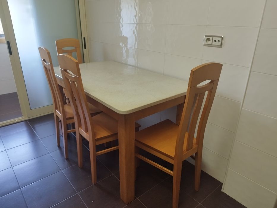 Mesa em madeira maciça