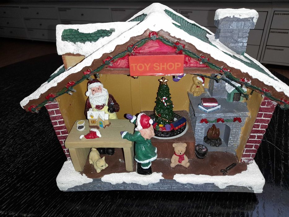 Casa  do Pai Natal em resina com Luz + Musica e Movimento. Usada