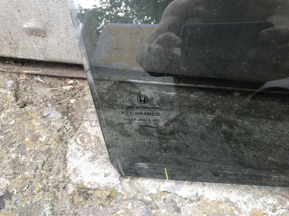 Стекло HONDA HR-V 17г