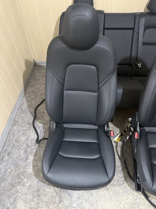Tesla model Y 22 рік салон ідеал сидіння крісло сідушки