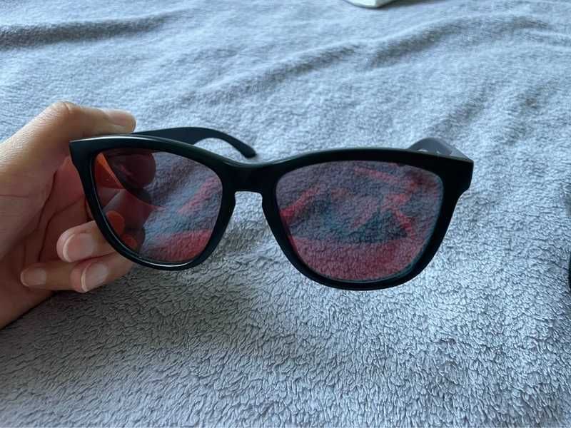 ciemne okulary hawkers przeciwsłoneczne czerwone czarne na słońce