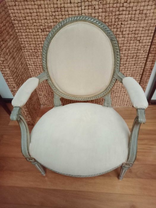 Duas cadeiras Luis XVI, douradas e cinzentas