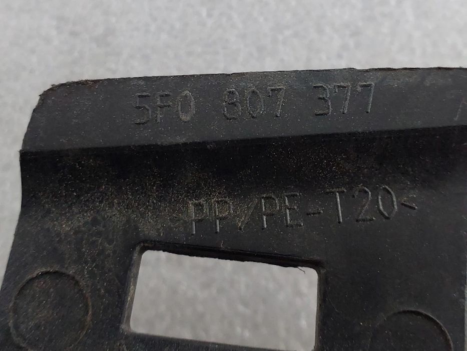 Guia de pára-choques trás esquerdo SEAT Leon (5F1)