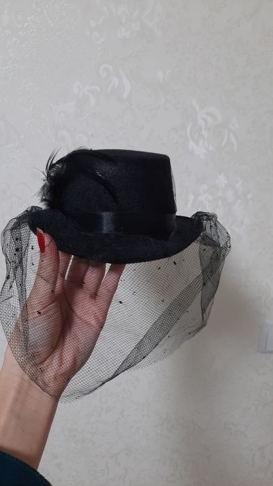 Черная шляпа с вуалью и перьями