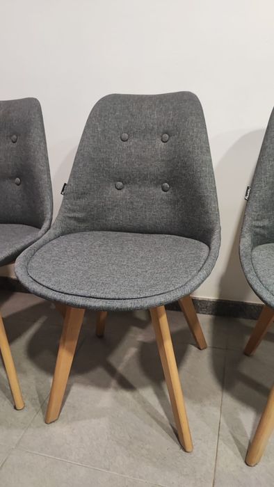 Vendo quatro  cadeiras em tecido cinza e uma mesa branca