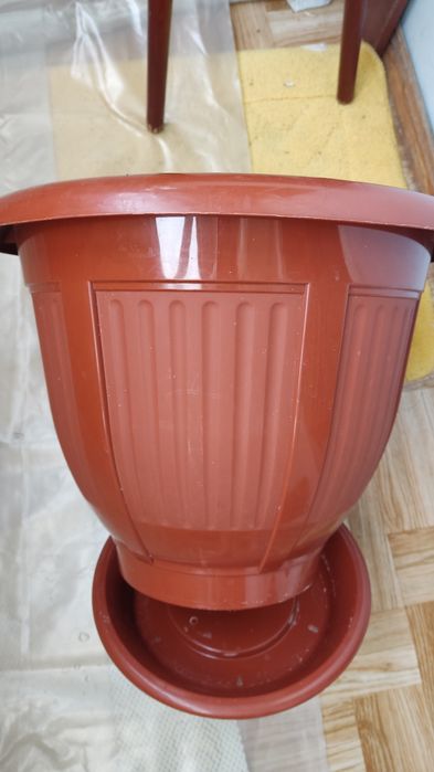 Пластиковый горшок для цветов