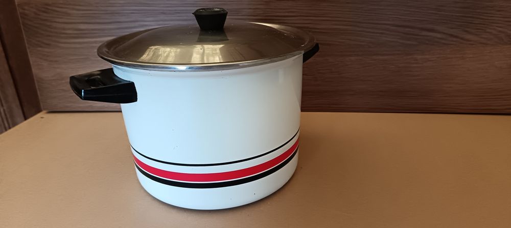 Panela de alumínio fina 21cm largura por 17,50cm altura, em bom estado