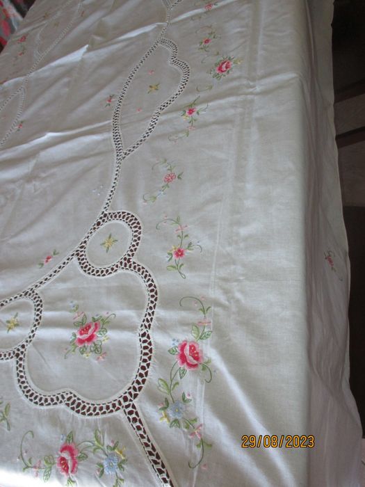 Toalha de mesa, muito bonita - nova com 12 guardanapos