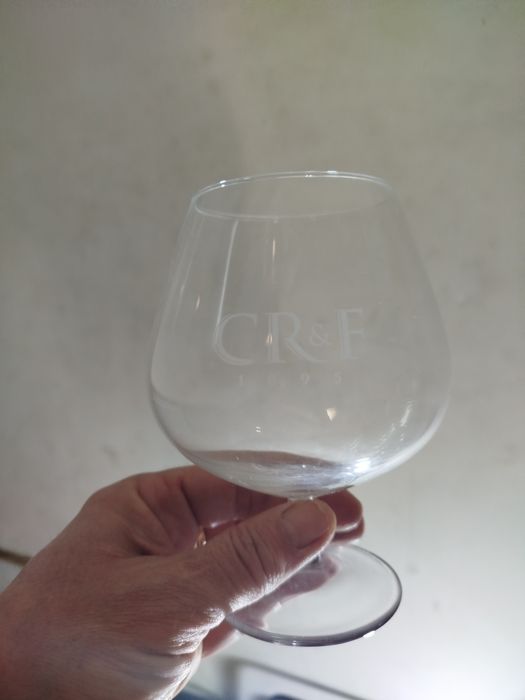 Vários copos e canecas de vidro