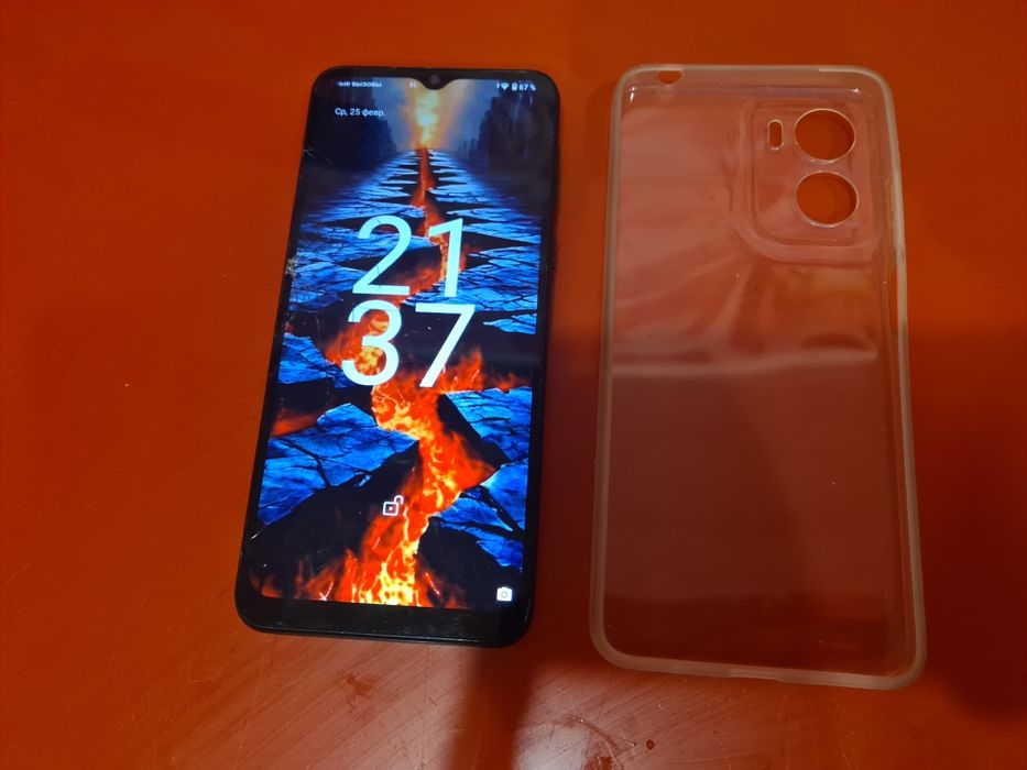 Смартфон МОТО Е13. 2/64. 13Андройд. 6,5 дюймов. Батереи 5000mah.