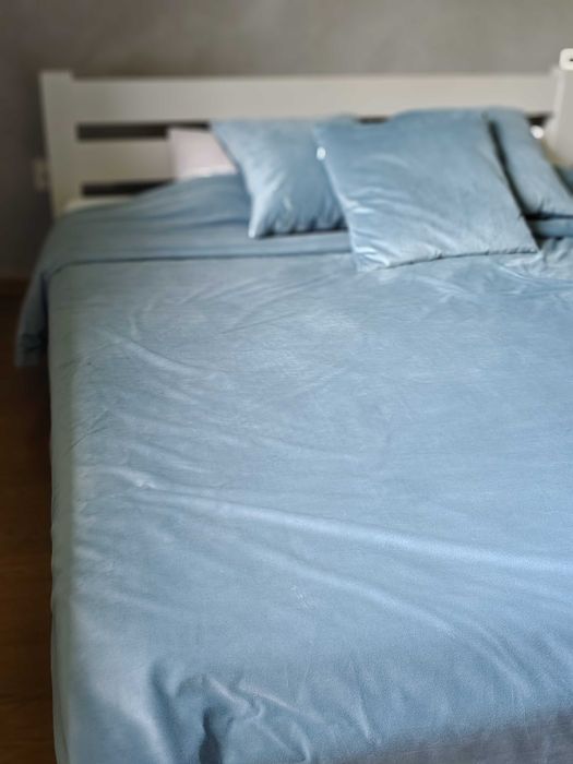 Narzuta na łóżko z poduszkami
