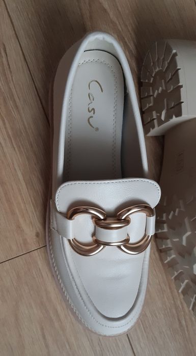 Mokasyny beżowe  na platformie złota ozdoba NOWE