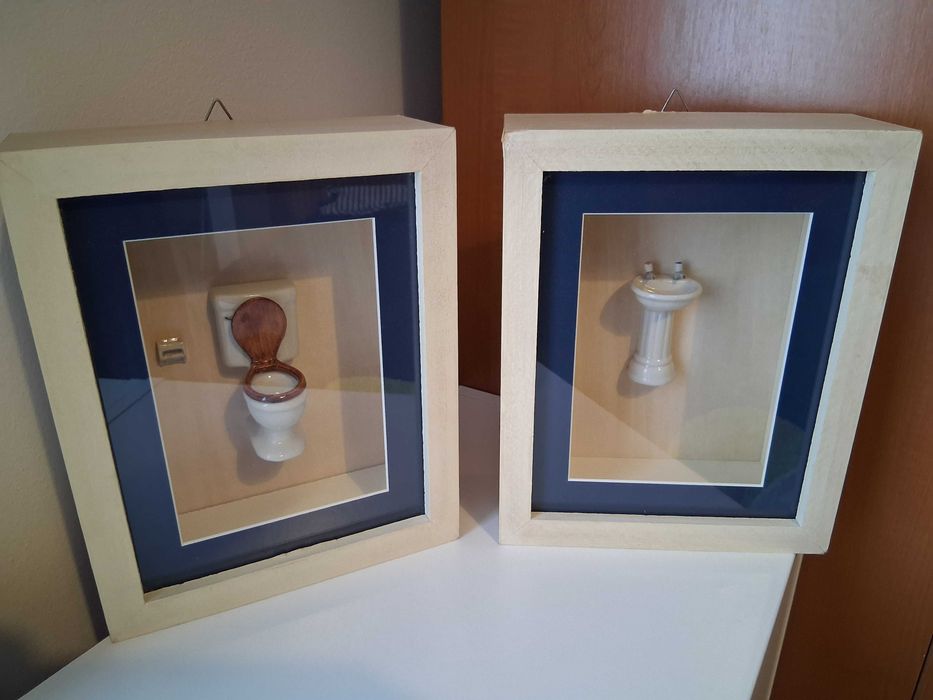 Quadros da Loja do Banho com figuras de loiça em relevo para WC