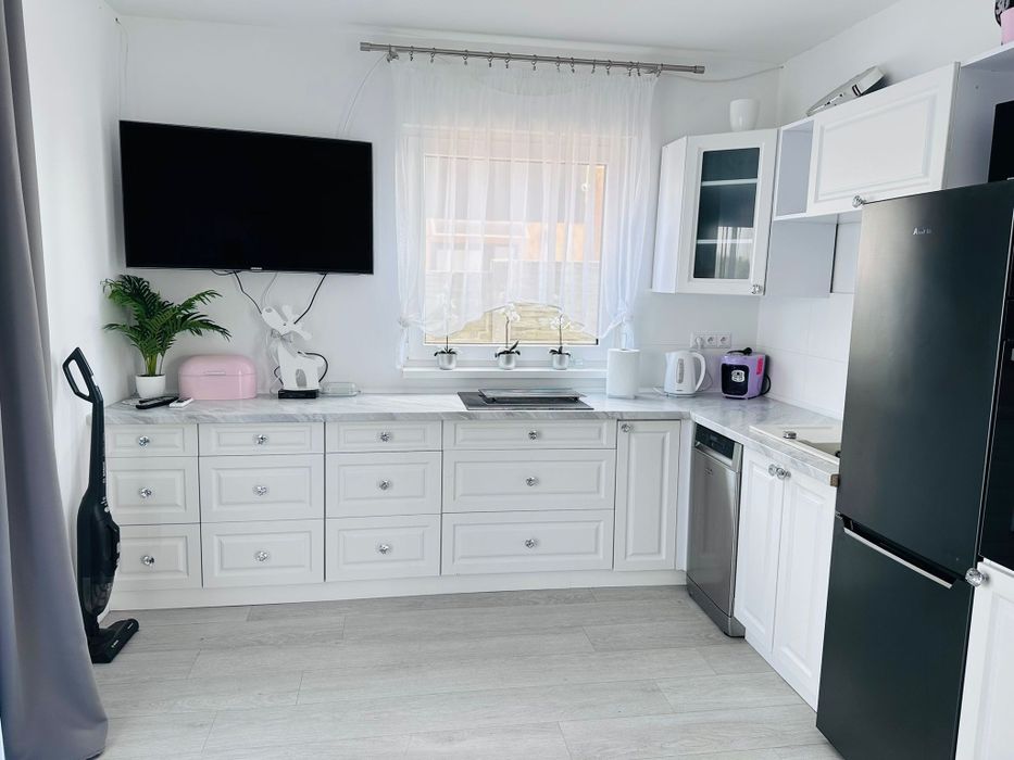 Domek nad jeziorem z własną plażą + jacuzzi