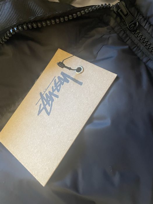 kispo stüssy preto e cinzento