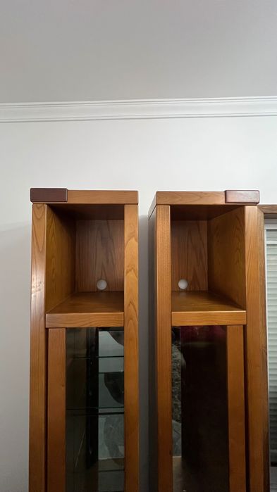 Duas colunas com vidro