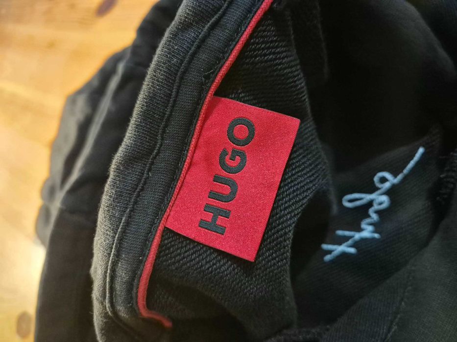 Czarna bluza HUGO biały napis