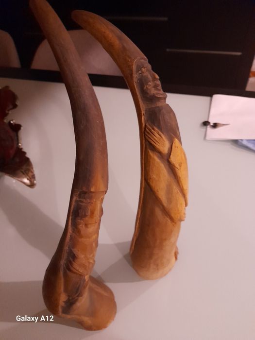 Chifres com desenhos esculpidos