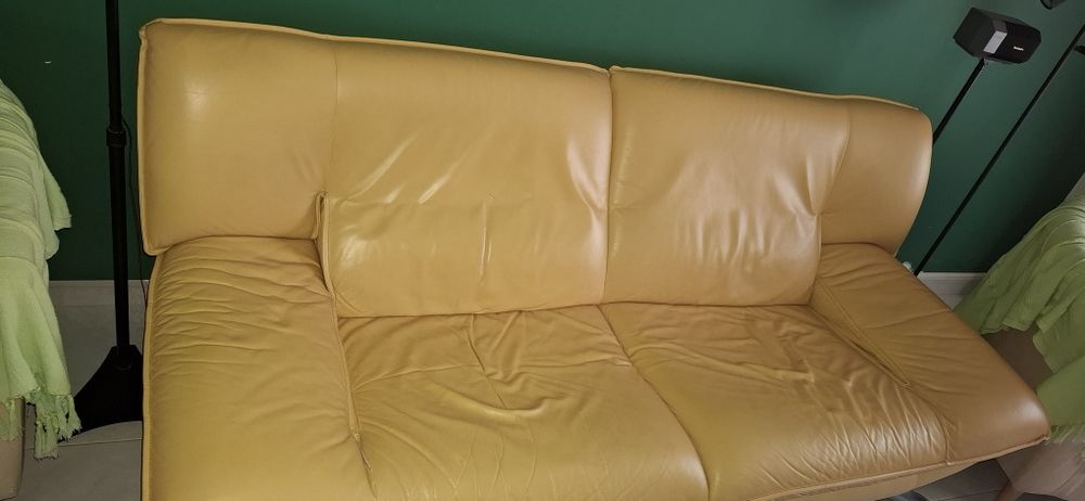 Sofá amarelo  de 3 lugares em pele