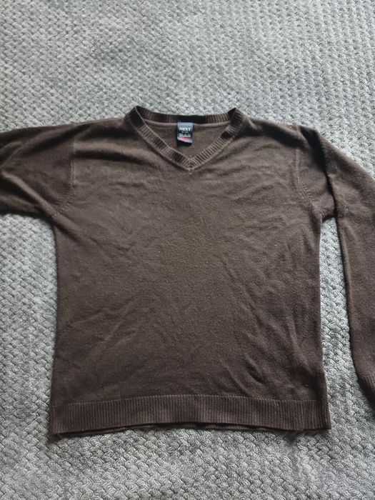 Brązowy sweter dla chłopca.