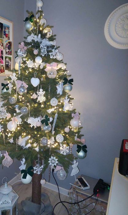 Choinka sztuczna na naturalnym pniu