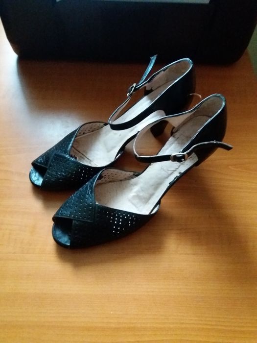 Sapatos pretos salto alto Tam. 38