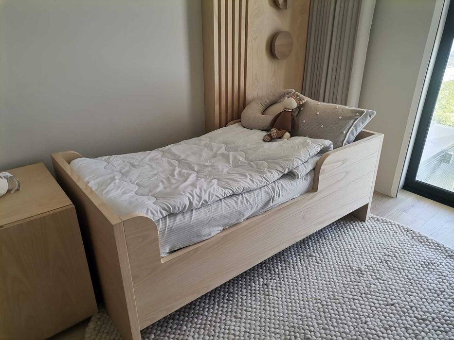 Cama criança em madeira clara
