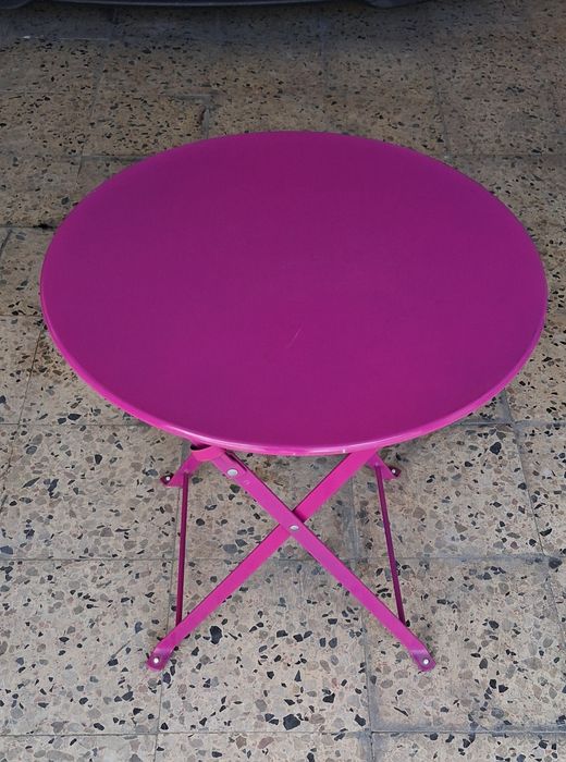 Mesa baixa metálica, cor de rosa. Pode estar fechada ou aberta. Barata