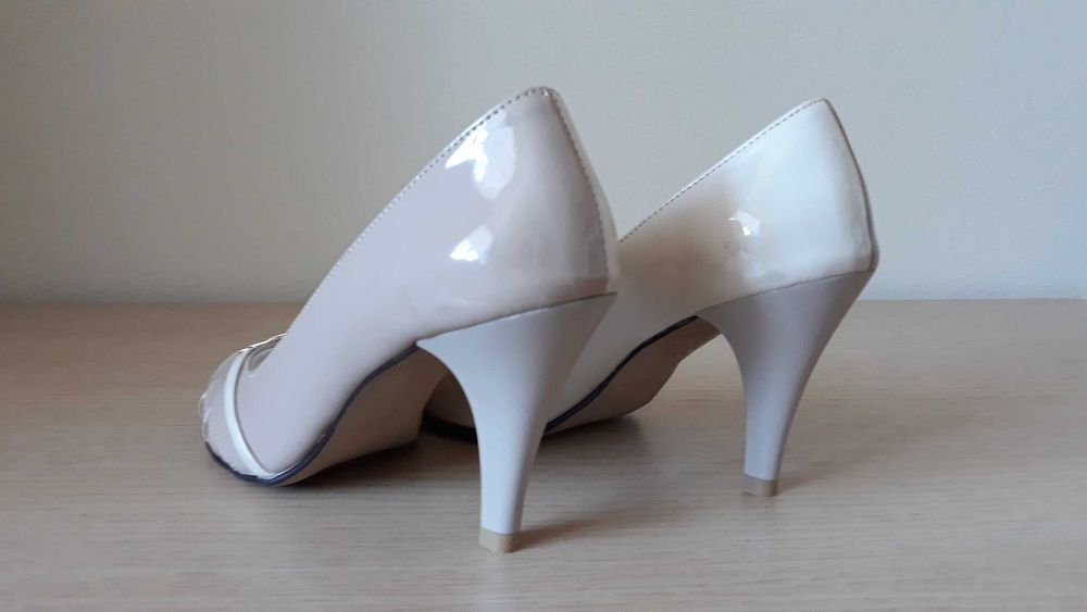 Beżowe buty na obcasie