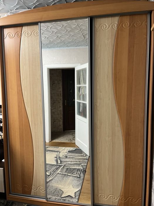 Большой шкаф для одежды