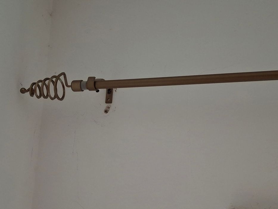 2 varões cor bronze para cortinas de argolas, do Gato Preto