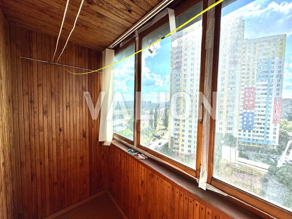 Продам 3-кімнатну квартиру з ремонтом вул.Хорольська 1,  Дарницький вокзал Дарницька(Ленінградська) пл