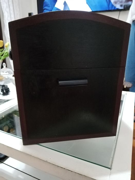 Bar em madeira para 8 garrafas
