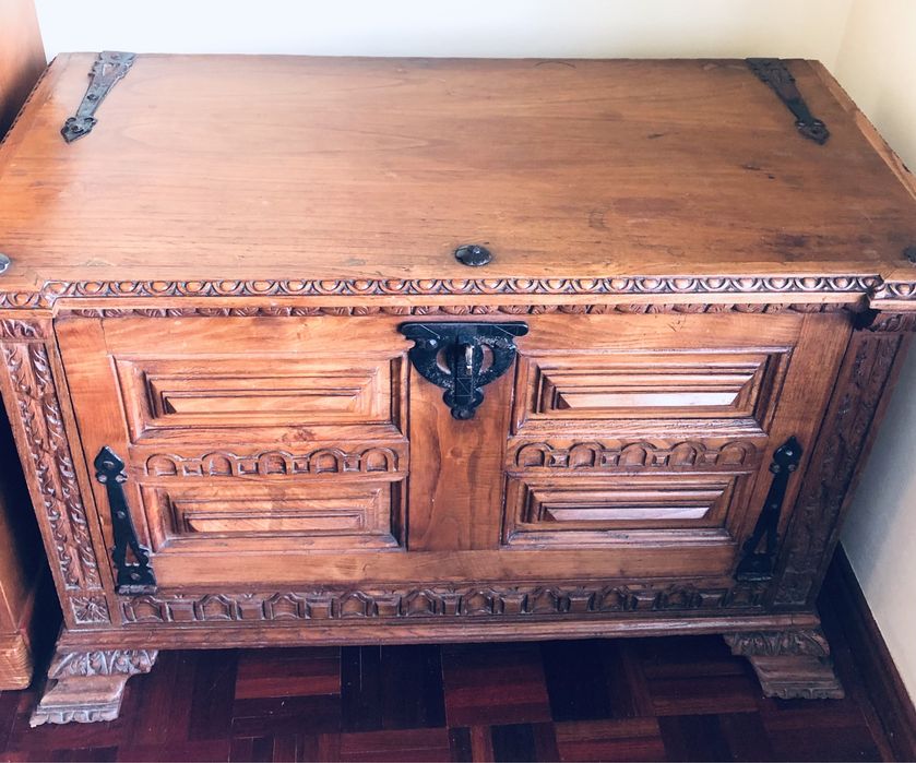 Arca de madeira maciça