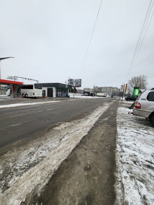Фасадне приміщення з великим пішохідним та автомобільним трафіком!
