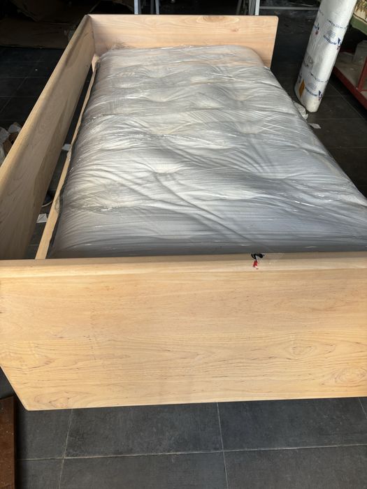 Cama de madeira maciça + estrado