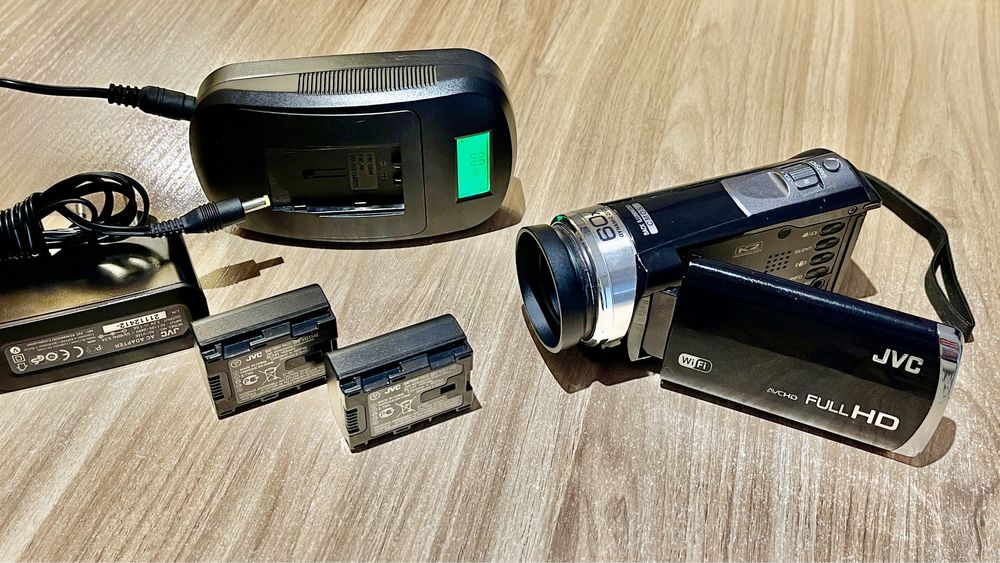 Продам WiFi Full HD відеокамеру JVC GZ-EX 315BE, 2 акумулятори