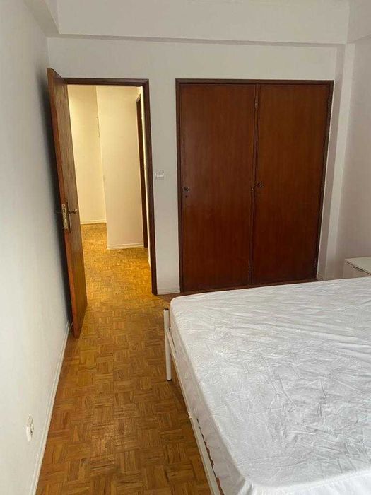 Aluga-se Quarto para Casal com Ambiente Acolhedor