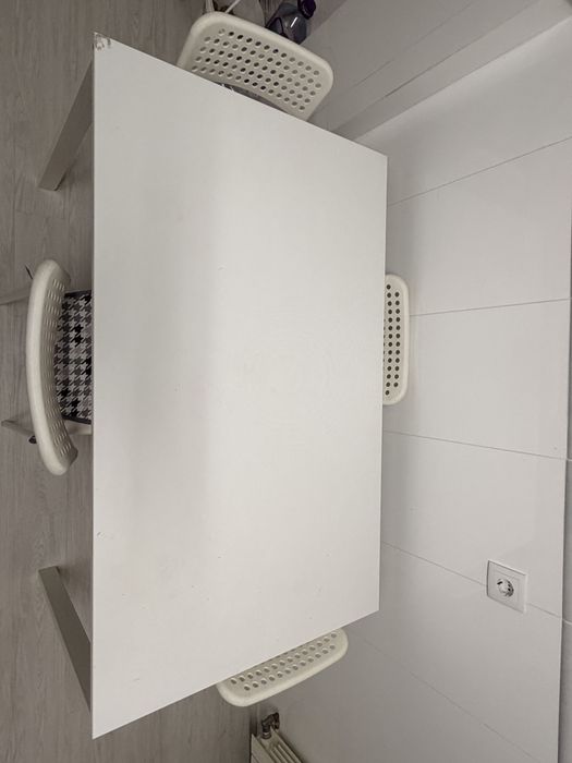 Vendo conjunto de mesa de cozinha + 4 cadeiras + maquina lavar loiça