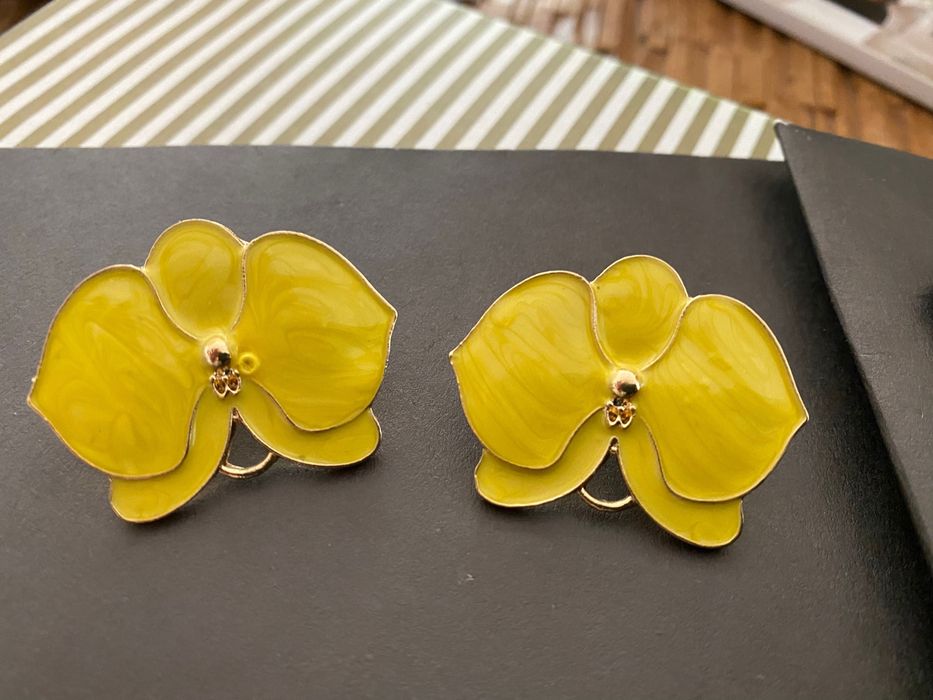 Brincos flor amarela esmaltados